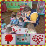 малыши делают аппликацию из бумажных шариков